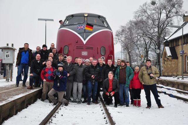 Harz 2014 - Gruppenfoto Englischer Eisenbahnfreunde vor V200 033